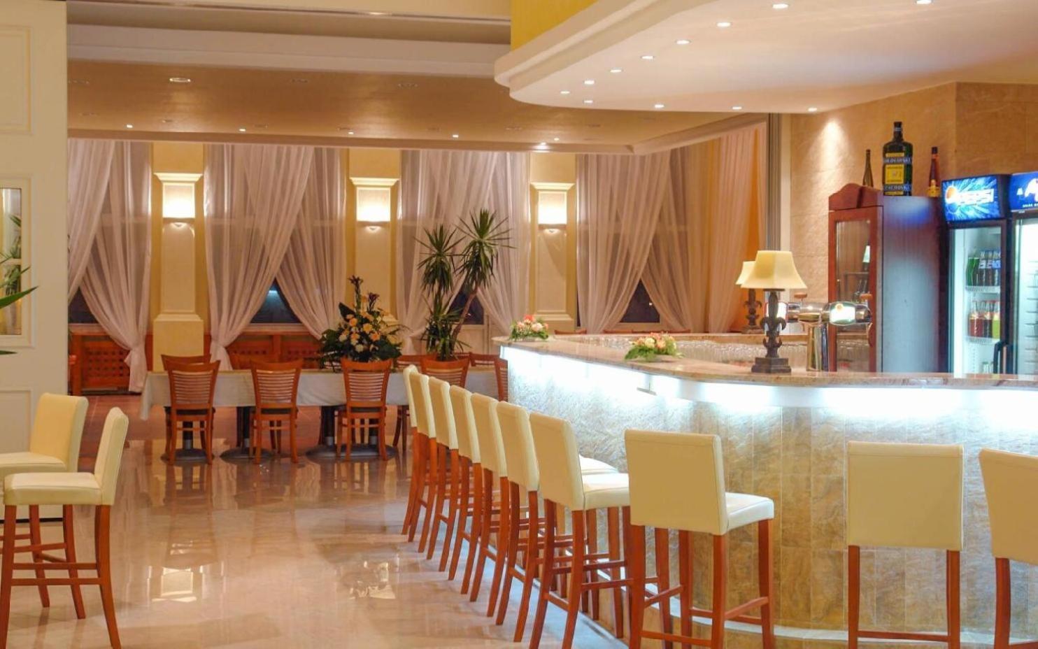 Hotel Bila Ruze Писек Экстерьер фото