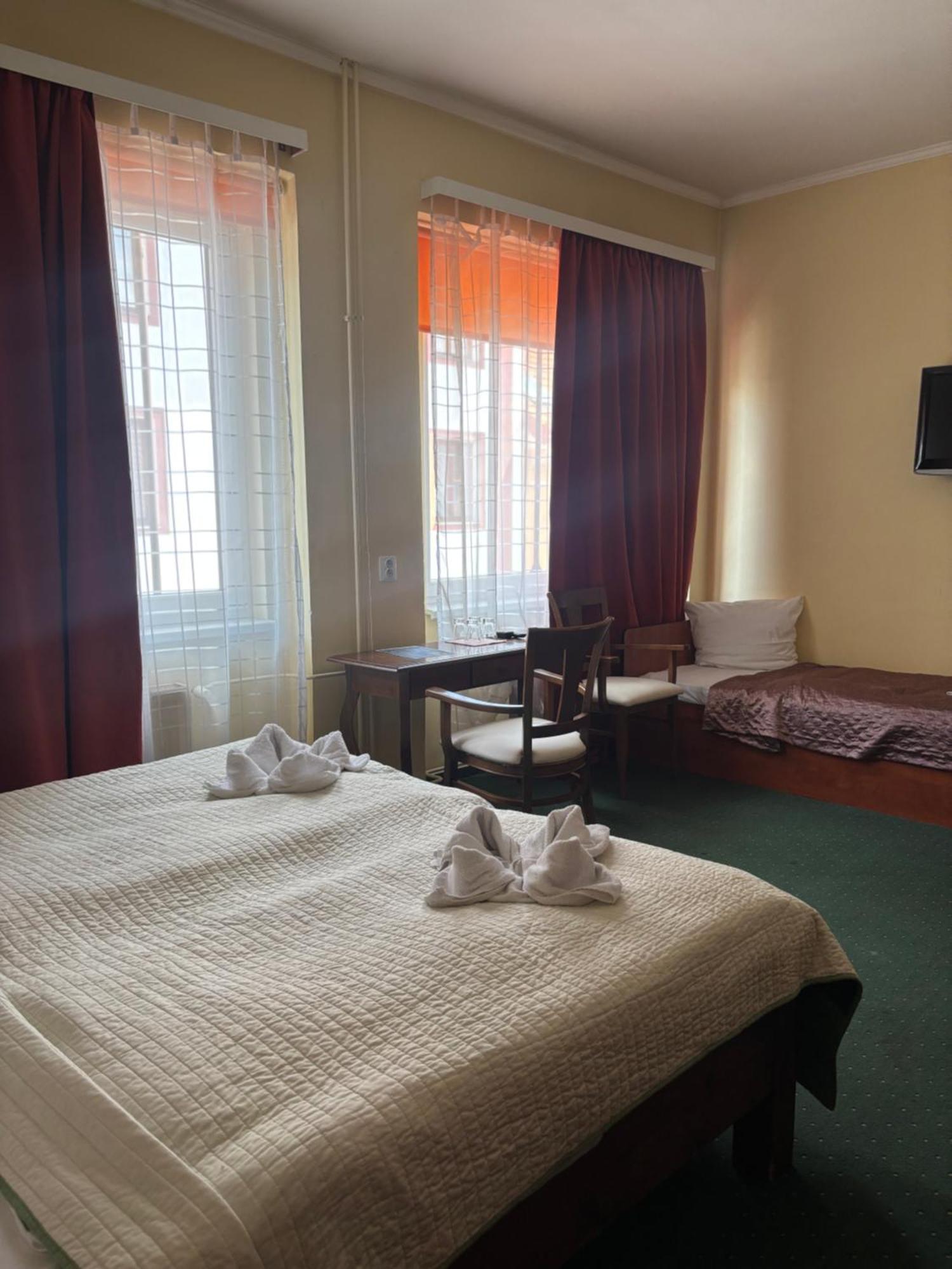Hotel Bila Ruze Писек Экстерьер фото