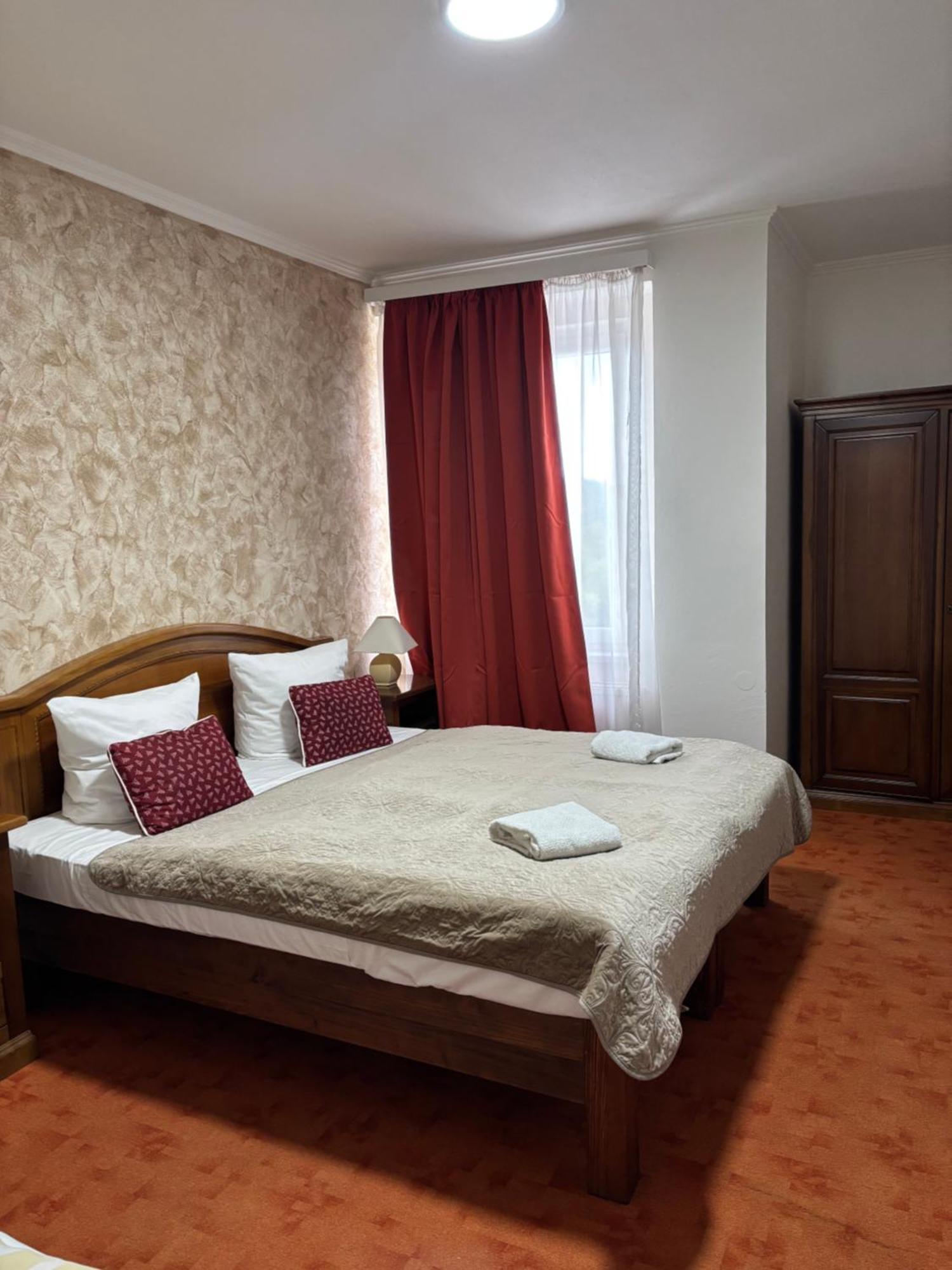 Hotel Bila Ruze Писек Экстерьер фото
