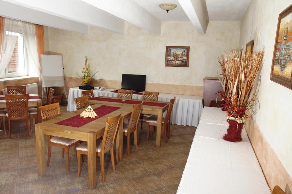 Hotel Bila Ruze Писек Экстерьер фото