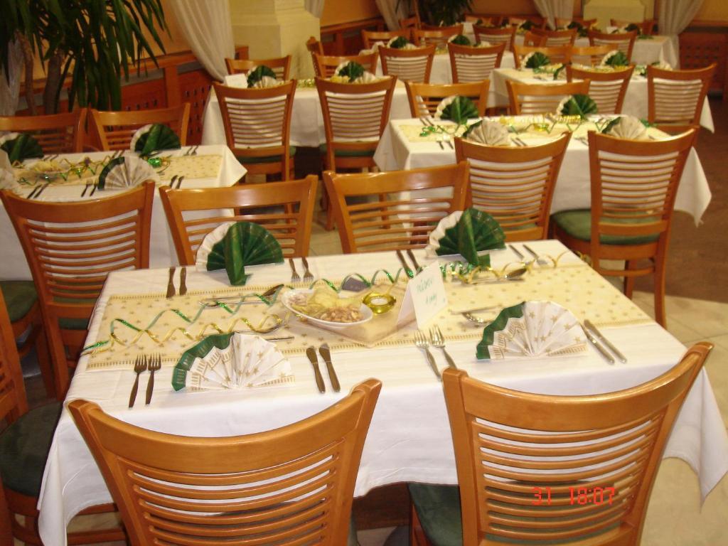 Hotel Bila Ruze Писек Экстерьер фото