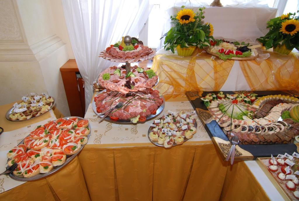 Hotel Bila Ruze Писек Экстерьер фото