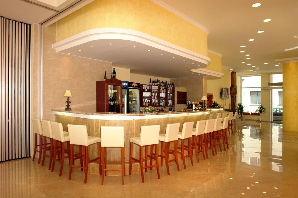 Hotel Bila Ruze Писек Экстерьер фото