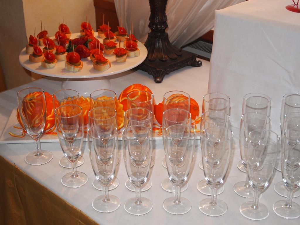 Hotel Bila Ruze Писек Экстерьер фото