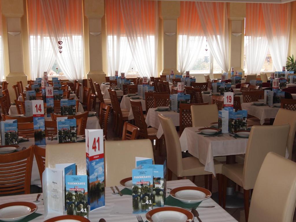 Hotel Bila Ruze Писек Экстерьер фото