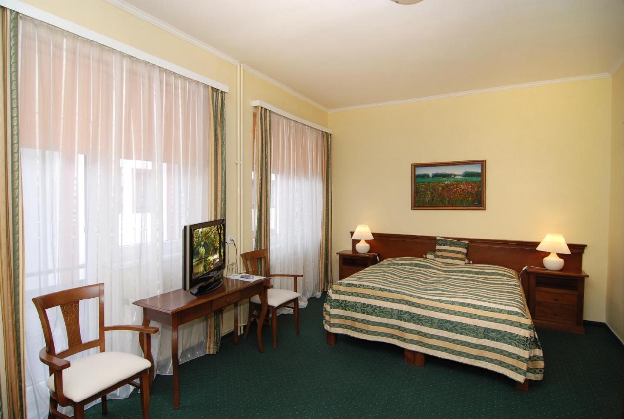 Hotel Bila Ruze Писек Экстерьер фото