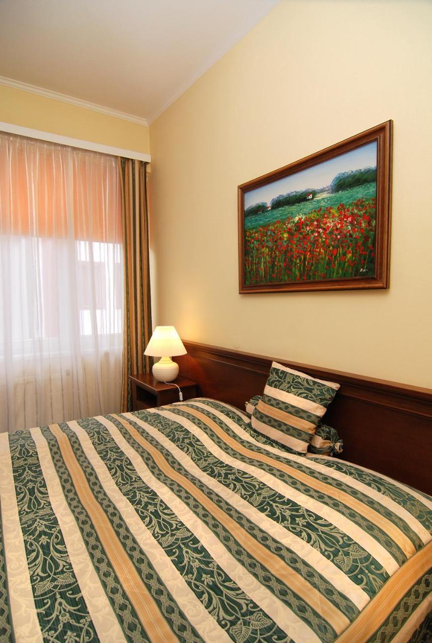 Hotel Bila Ruze Писек Экстерьер фото