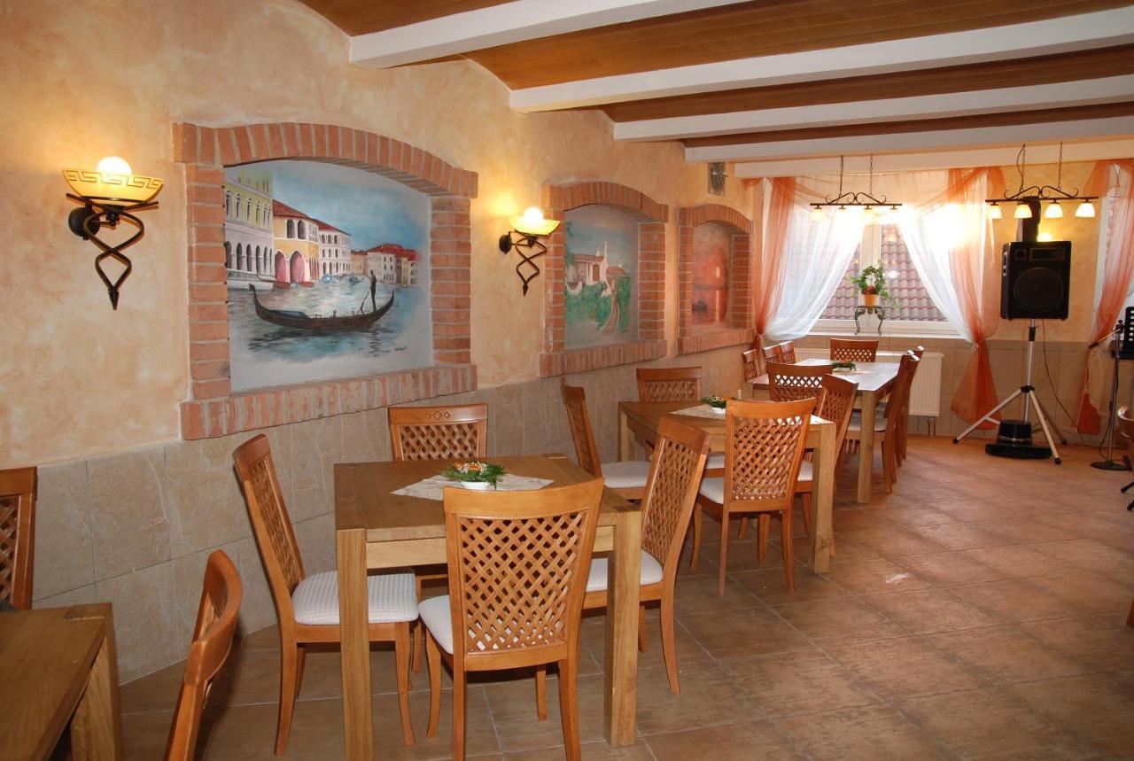 Hotel Bila Ruze Писек Экстерьер фото