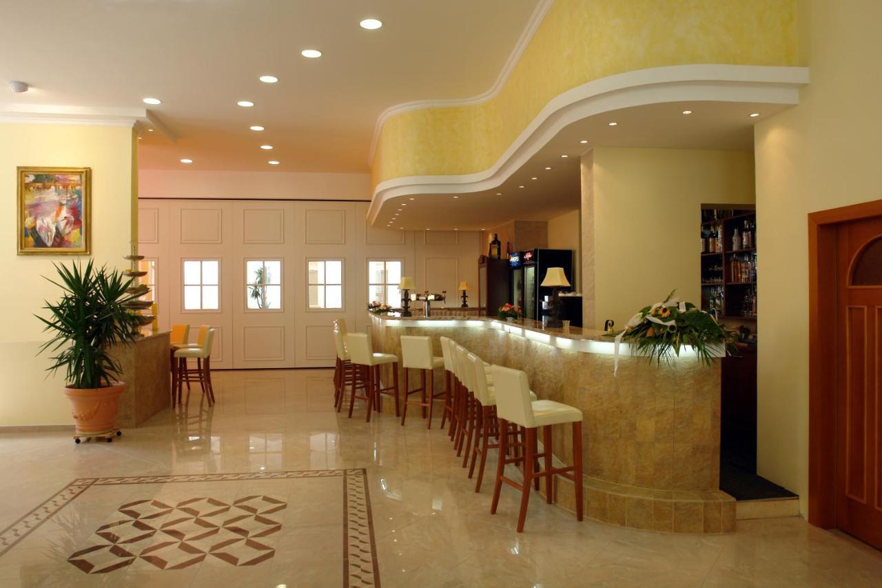 Hotel Bila Ruze Писек Экстерьер фото
