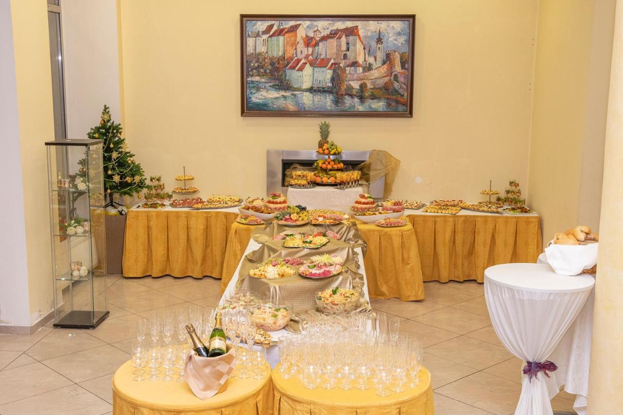 Hotel Bila Ruze Писек Экстерьер фото