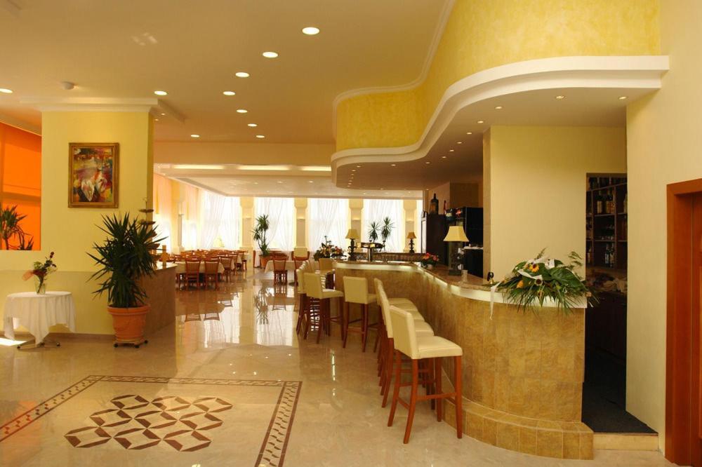 Hotel Bila Ruze Писек Экстерьер фото